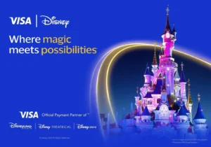 Titular de tarjeta VISA disfrutando de acceso prioritario a la atracción de Stitch Live en Disneyland París