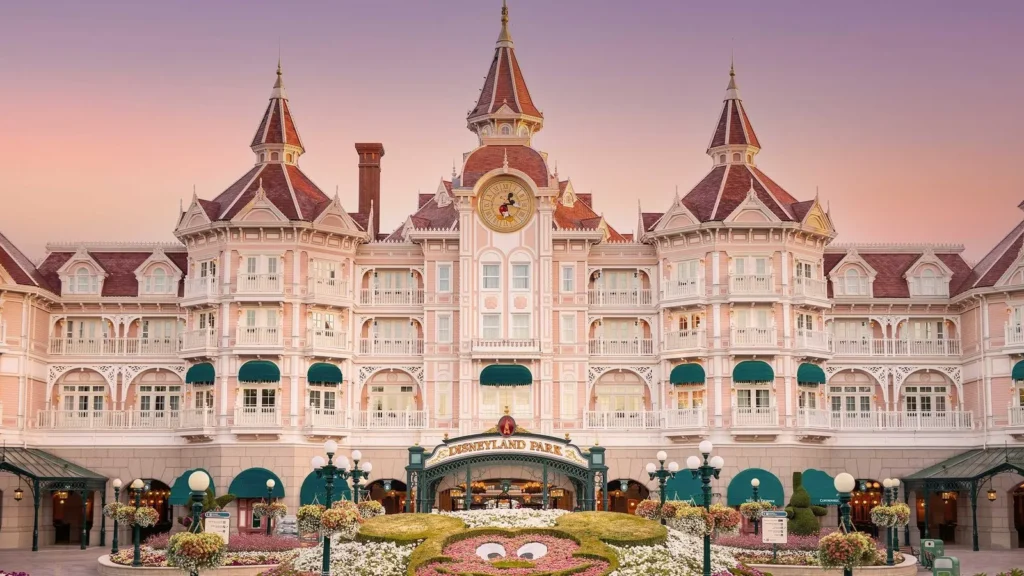 Fachada del Disneyland Hotel al atardecer, entrada al parque Disneyland París.
